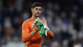 Soccer Football - UEFA Champions League - Real Madrid v Inter Milan - Estadio Bernabeu, Madrid, Spain - September 8, 2026 Real Madrid's Thibaut Courtois applauds fans after the match REUTERS/Violeta Santos Moura