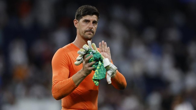 Soccer Football - UEFA Champions League - Real Madrid v Inter Milan - Estadio Bernabeu, Madrid, Spain - September 8, 2026 Real Madrid's Thibaut Courtois applauds fans after the match REUTERS/Violeta Santos Moura