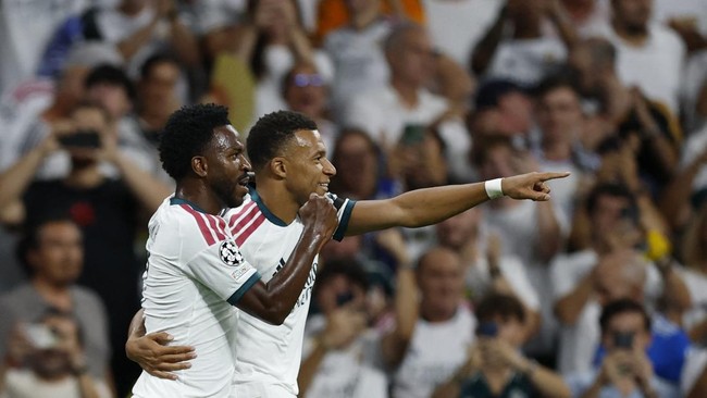 Soccer Football - UEFA Champions League - Real Madrid v Inter Milan - Estadio Bernabeu, Madrid, Spain - September 8, 2026 Real Madrid's Kylian Mbappe celebrates scoring their first goal with Vinicius Junior REUTERS/Violeta Santos Moura