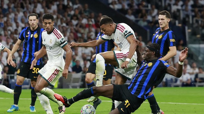 Soccer Football - UEFA Champions League - Real Madrid v Inter Milan - Estadio Bernabeu, Madrid, Spain - September 8, 2026 Real Madrid's Kylian Mbappe in action with Inter Milan's Yann Bisseck REUTERS/Violeta Santos Moura