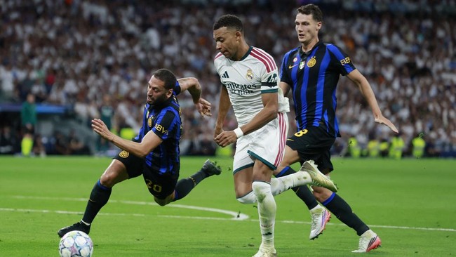 Soccer Football - UEFA Champions League - Real Madrid v Inter Milan - Estadio Bernabeu, Madrid, Spain - September 8, 2026 Real Madrid's Kylian Mbappe in action with Inter Milan's Hakan Calhanoglu and Benjamin Pavard REUTERS/Violeta Santos Moura
