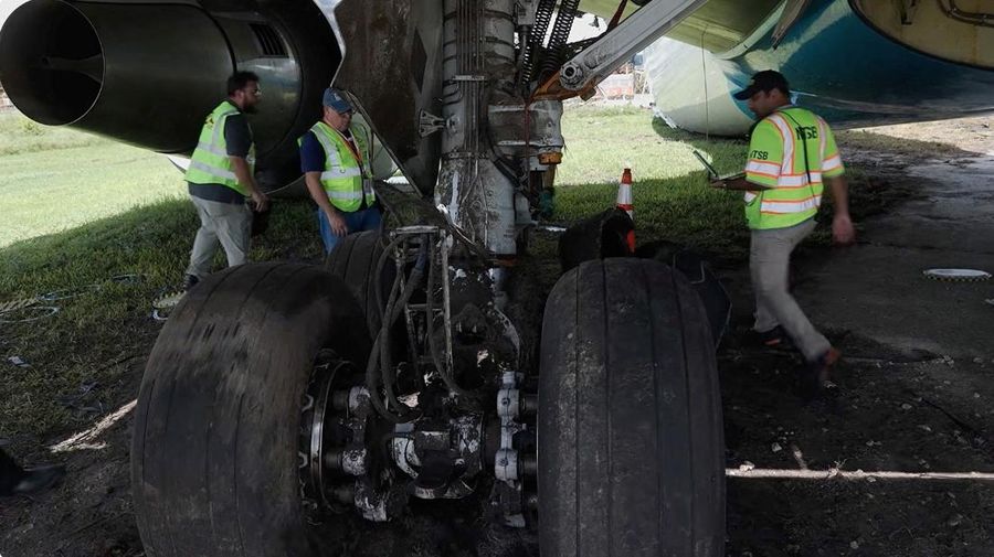 Roda pendaratan nan rusak pada pesawat kargo Amazon Prime Air nan melampaui pemisah landasan pacu di Bandara Internasional Miami, Miami, Florida, AS, terlihat dalam tangkapan layar dari video nan dirilis pada 8 September 2026.