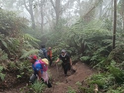 2 Pendaki Hilang Kontak di Gunung Agung, SAR Temukan Tongkat di 2.854 Mdpl