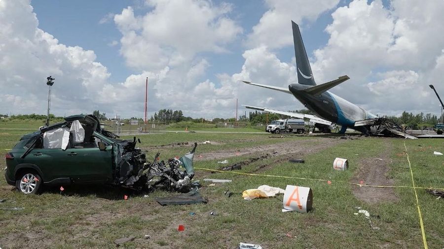 Sebuah mobil nan rusak terlihat di dekat buntang pesawat kargo Amazon Prime Air nan melampaui pemisah landasan pacu di Bandara Internasional Miami, Miami, Florida, AS, dalam tangkapan layar dari video nan dirilis pada 8 September 2026.