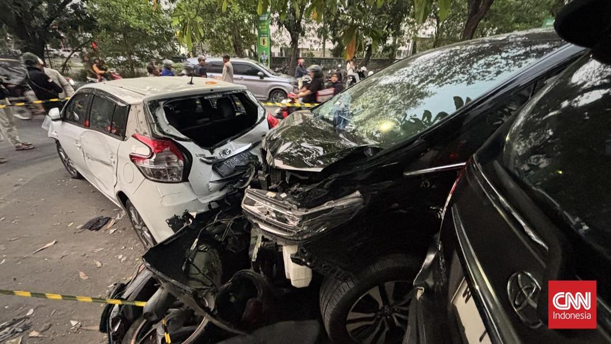 Alphard Tabrak Lari Berujung Kecelakaan Beruntun Parah di Surabaya