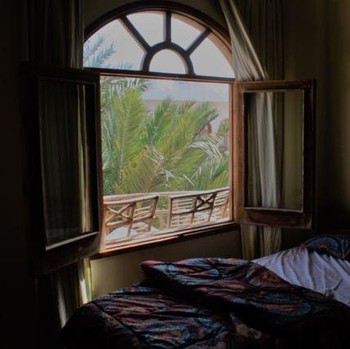 Tidur dengan Jendela Terbuka, Amankah untuk Kesehatan?