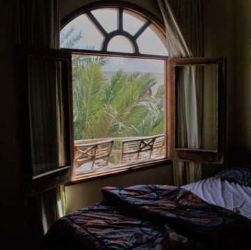 Tidur dengan Jendela Terbuka, Amankah untuk Kesehatan?