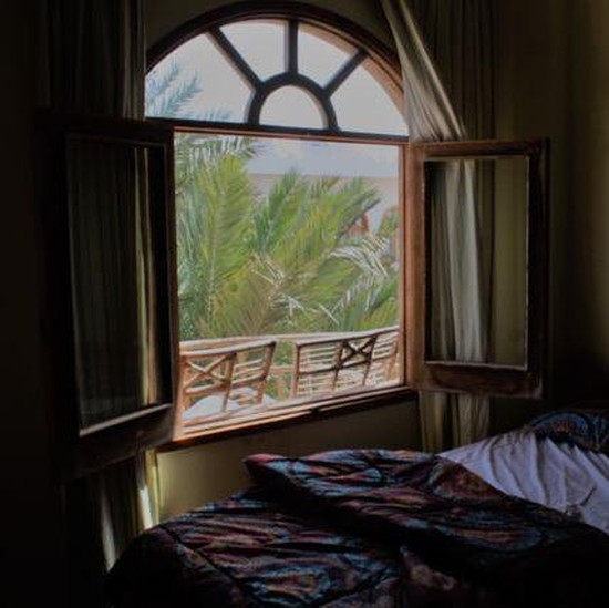Tidur dengan Jendela Terbuka, Amankah untuk Kesehatan?