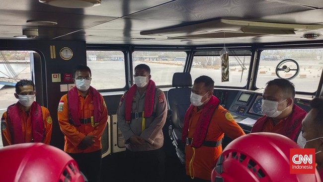 Tim SAR Gabungan dari Polairud Mabes Polri, Polairud Polda Banten, Basarnas, TNI, relawan hingga nelayan, mencari lima jurnalis yang hilang kontak saat meliput aktivitas erupsi Gunung Anak Krakatau (GAK) di perairan Selat Sunda.KN SAR Tetuka juga dik