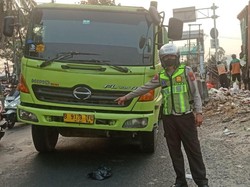 Truk Minyak Sawit Pecah Ban di Daan Mogot, Lalin Arah Kalideres Tersendat