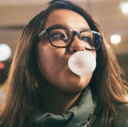 4 Ciri Kepribadian Orang yang Suka Mengunyah Permen Karet saat Stres