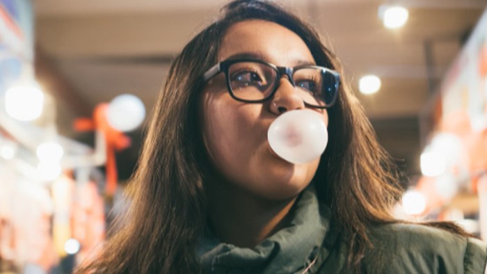4 Ciri Kepribadian Orang yang Suka Mengunyah Permen Karet saat Stres