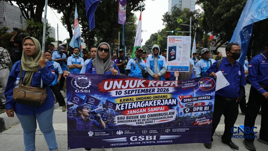 Aliansi pekerja nan tergabung dalam Koalisi Besar Perjuangan Buruh Indonesia (KBPBI) menggelar tindakan unjuk rasa di depan Gedung DPRD DKI Jakarta, Jalan Kebon Sirih, Menteng, Jakarta, Kamis (10/9/2026).