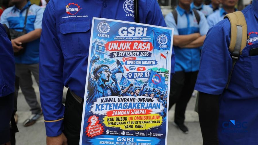 Aliansi pekerja nan tergabung dalam Koalisi Besar Perjuangan Buruh Indonesia (KBPBI) menggelar tindakan unjuk rasa di depan Gedung DPRD DKI Jakarta, Jalan Kebon Sirih, Menteng, Jakarta, Kamis (10/9/2026).