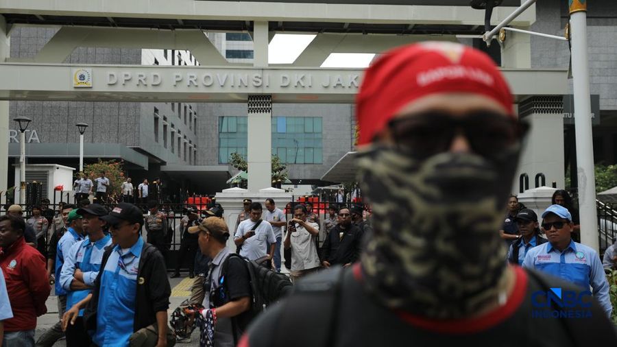 Aliansi pekerja nan tergabung dalam Koalisi Besar Perjuangan Buruh Indonesia (KBPBI) menggelar tindakan unjuk rasa di depan Gedung DPRD DKI Jakarta, Jalan Kebon Sirih, Menteng, Jakarta, Kamis (10/9/2026).