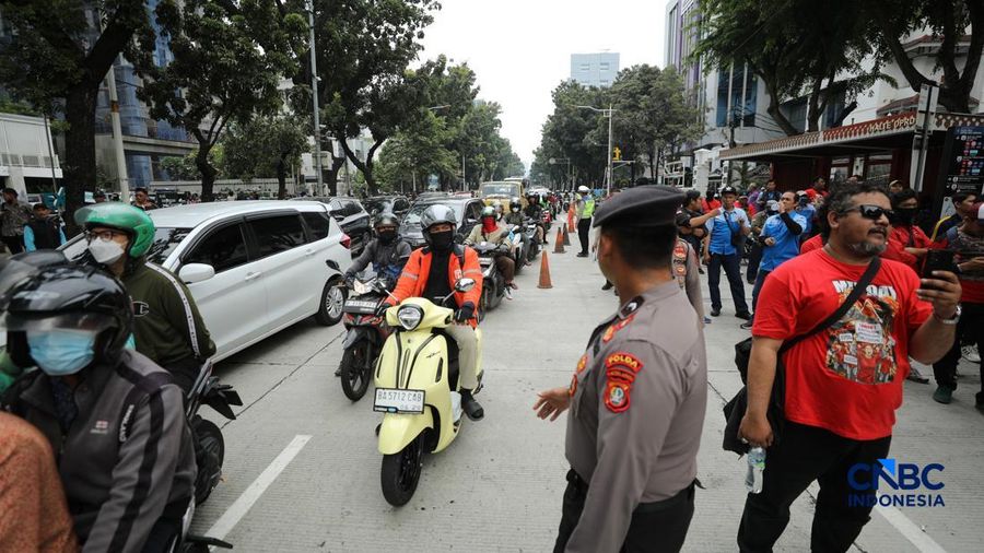 Aliansi pekerja nan tergabung dalam Koalisi Besar Perjuangan Buruh Indonesia (KBPBI) menggelar tindakan unjuk rasa di depan Gedung DPRD DKI Jakarta, Jalan Kebon Sirih, Menteng, Jakarta, Kamis (10/9/2026).