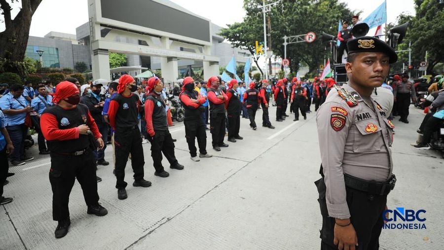 Aliansi pekerja nan tergabung dalam Koalisi Besar Perjuangan Buruh Indonesia (KBPBI) menggelar tindakan unjuk rasa di depan Gedung DPRD DKI Jakarta, Jalan Kebon Sirih, Menteng, Jakarta, Kamis (10/9/2026).