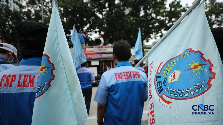 Aliansi pekerja nan tergabung dalam Koalisi Besar Perjuangan Buruh Indonesia (KBPBI) menggelar tindakan unjuk rasa di depan Gedung DPRD DKI Jakarta, Jalan Kebon Sirih, Menteng, Jakarta, Kamis (10/9/2026).