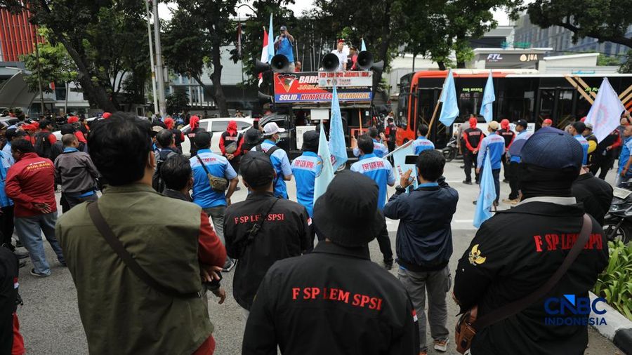 Aliansi pekerja nan tergabung dalam Koalisi Besar Perjuangan Buruh Indonesia (KBPBI) menggelar tindakan unjuk rasa di depan Gedung DPRD DKI Jakarta, Jalan Kebon Sirih, Menteng, Jakarta, Kamis (10/9/2026).