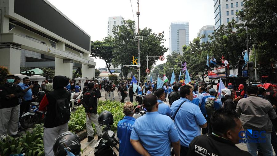 Aliansi pekerja nan tergabung dalam Koalisi Besar Perjuangan Buruh Indonesia (KBPBI) menggelar tindakan unjuk rasa di depan Gedung DPRD DKI Jakarta, Jalan Kebon Sirih, Menteng, Jakarta, Kamis (10/9/2026). (CNBC Indonesia/Tri Susilo)