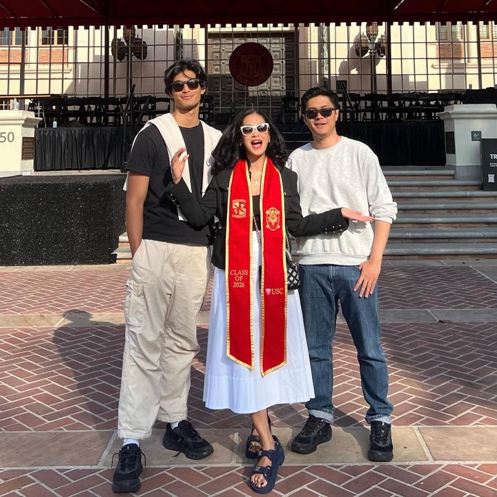 <p>Kedua putra Diah Permatasari, Marcel dan Marco, juga kuliah di salah satu perguruan tinggi Amerika Serikat, yakni, University of Southern California. Momen membanggakan itu dibagikan langsung oleh Diah saat Marcel telah lebih dahulu menyelesaikan kuliahnya. &ldquo;Bangga jadi Mama ToleTrojans (sebutan seorang ibu untuk anak laki-lakinya yang kuliah di University of Southern California), diampit My Two Trojans. Fight on Marel &amp; Marco <em>@uscedu.</em> Tidak ada penghargaan yang lebih tinggi di dunia ini, melebihi ungkapan seorang ibu yang bangga pada anak-anaknya,&rdquo; tulis Diah, dikutip dari laman Instagram <em>@dps_diahpermatasari,</em> Kamis (10/9/2026). (Foto: Instagram @dps_diahpermatasari)</p>