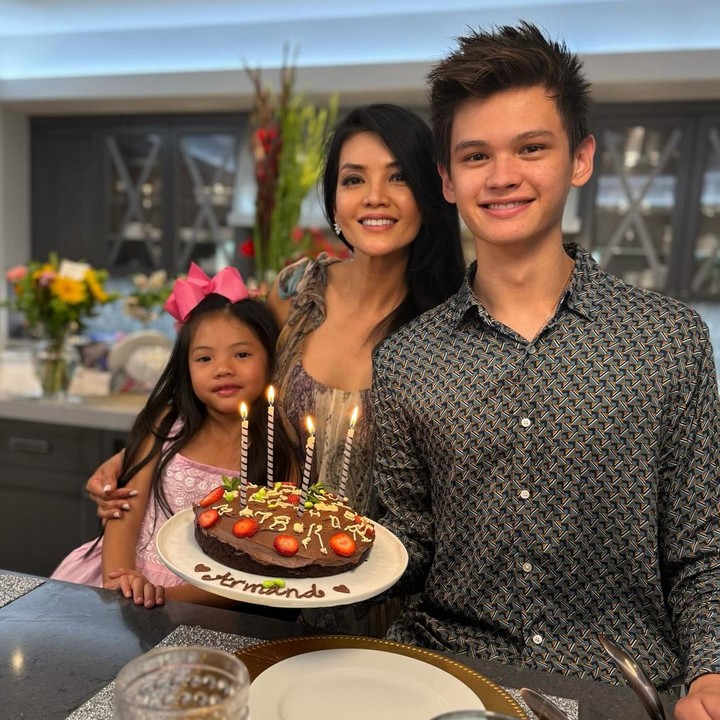 <p>Putra sulung Chef Farah Quinn, Armand, juga menjalani masa perkuliahan di Boston University, Amerika Serikat. &ldquo;Hari ini anak laki-laki besar kami Armand meninggalkan kami untuk memulai perjalanan barunya di Boston University,&rdquo; tulis Farah, dikutip dari laman Instagram&nbsp;<em>@farahquinnofficial.&nbsp;</em>(Foto: Instagram @farahquinnofficial)</p>