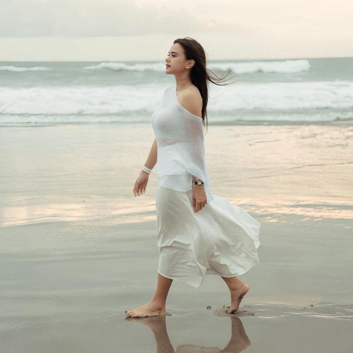 <p>Dalam potret tersebut, Audi tampak menikmati suasana pantai dengan tenang. Ia juga menyertakan pesan menyentuh yang menggambarkan isi hatinya di tengah berbagai spekulasi publik mengenai perpisahannya dengan Anthony.&nbsp;(Foto: Instagram @audimarissa)</p>