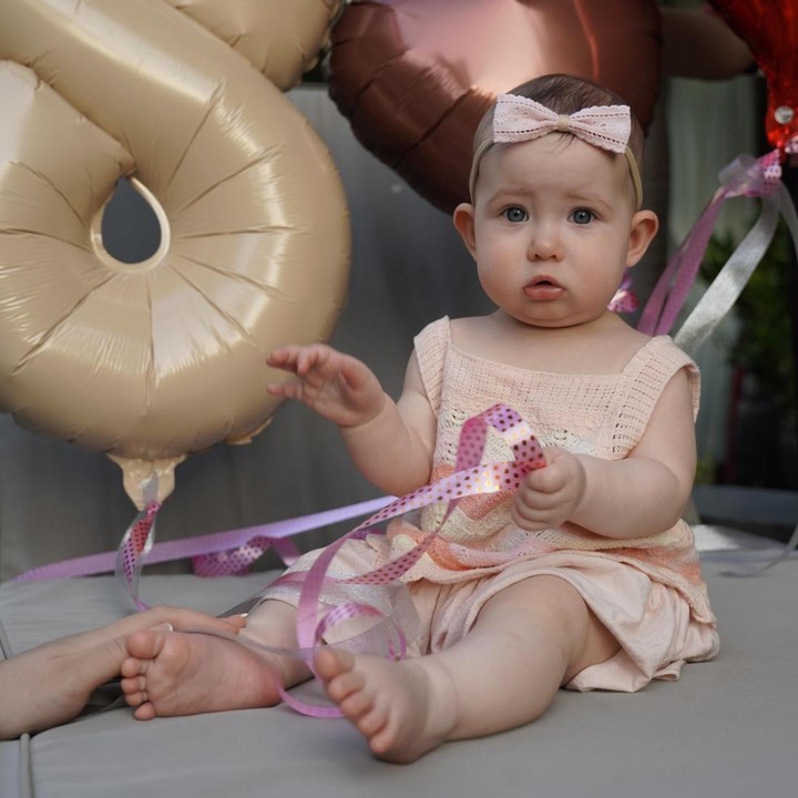 <p>Melalui unggahan di Instagram, Steffi membagikan potret terbaru Kaia yang makin menggemaskan. Di usia 8 bulan, Kaia yang berparas blasteran ini tumbuh menjadi anak yang aktif. "Hari ini, bayi kami berusia 8 bulan," tulis Steffi, pada 28 Agustus 2026. (Foto: Instagram @steffizamoraaa)</p>