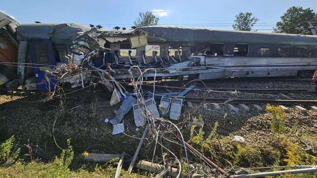 Ngeri! Penampakan Kereta Penumpang Tabrak Truk, Gerbong Sampai Robek