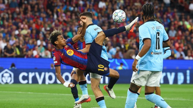 Soccer Football - UEFA Champions League - FC Barcelona v Feyenoord - Spotify Camp Nou, Barcelona, Spain - September 9, 2026 FC Barcelona's Lamine Yamal shoots at goal with an overhead kick REUTERS/Albert Gea