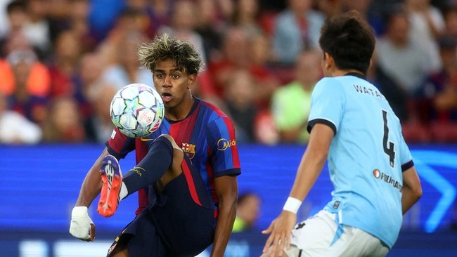 Soccer Football - UEFA Champions League - FC Barcelona v Feyenoord - Spotify Camp Nou, Barcelona, Spain - September 9, 2026 FC Barcelona's Lamine Yamal in action with Feyenoord's Tsuyoshi Watanabe REUTERS/Albert Gea