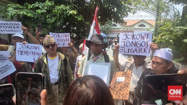 Belasan orang yang tergabung dalam Aliansi Rakyat Indonesia Bergerak (ARIB) mendatangi kediaman Presiden Ketujuh RI, Joko Widodo (Jokowi) di Sumber, Solo, Jawa Tengah, Kamis (10/9).