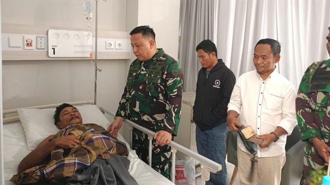 Dandim Manggarai Barat Letkol  Budiman Manurung enguk korban dugaan pemukulan oleh dua prajurit TNI AD yang kini dirawat di rumah sakit.