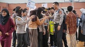 Dirgakkum Korlantas Polri Brigjen Made Agus Prasatya memberikan edukasi soal keselamatan lalu lintas kepada para pelajar, Kamis (10/9)