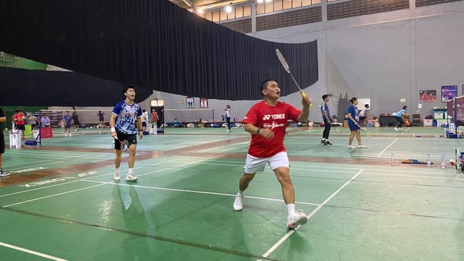 Fadil Imran bermain melawan Bagas/Apriyani di Pelatnas Cipayung (CNN Indonesia/M Ikhwanuddin)