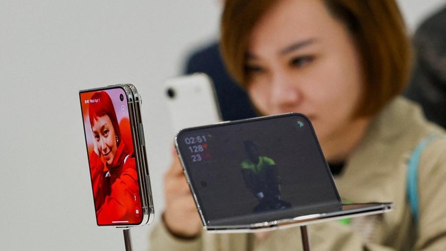 The new foldable iPhone Duo is on display during Apple's event at the Steve Jobs Theater in Cupertino, California, U.S. September 9, 2026. REUTERS/Carlos Barria