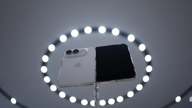 The new foldable iPhone Duo on display during Apple's event at the Steve Jobs Theater in Cupertino, California, U.S. September 9, 2026. REUTERS/Carlos Barria