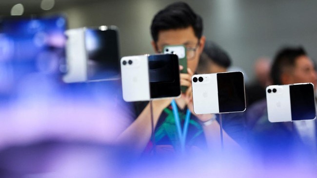 New foldable iPhone Duo devices on display during Apple's event at the Steve Jobs Theater in Cupertino, California, U.S. September 9, 2026. REUTERS/Carlos Barria