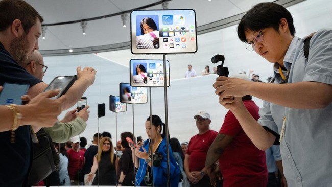 Attendees takes photos of the new iPhone Duo during an Apple event at the Steve Jobs Theater in Apple Park in Cupertino, California, on September 9, 2026. (Photo by Karl Mondon / AFP)