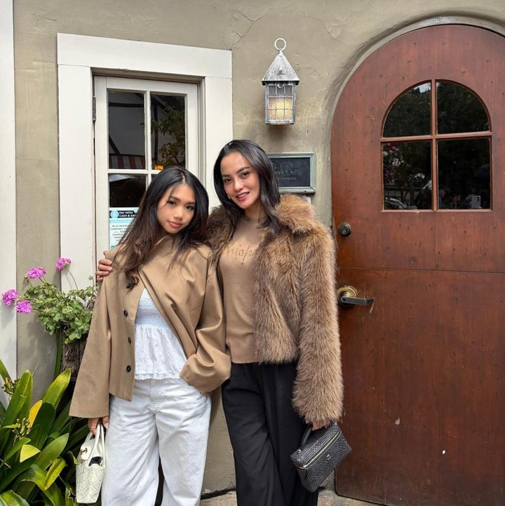 <p>Jasmine Salsabila Abeng, putri Ririn Ekawati, termasuk salah satu artis yang pernah kuliah di Amerika Serikat. Ia diketahui telah meraih gelar sarjana dengan predikat <em>Cum Laude</em> sekaligus mendapatkan <em>Double Degree</em> dari Universitas San Francisco. Momen wisudanya pun dihadiri langsung oleh ibunda dan sang adik, Abigail Cattleya Putri. (Foto: Instagram @ririnekawati)</p>