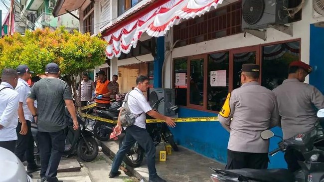 Kantor Komnas HAM Papua dilempari bom molotov oleh OTK. Polisi selidiki kejadian ini, dan menunggu kepastian molotov dari Labfor Polda Papua.