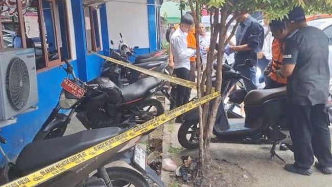 Kantor Komisi Nasional Hak Asasi Manusia (Komnas HAM) Perwakilan Papua diteror dengan lemparan bom molotov oleh orang tak dikenal pada Rabu (9/9).