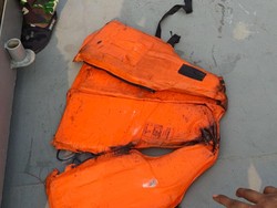 TNI AL Temukan Pelampung-Botol Saat Cari Jurnalis-Kru Kapal yang Hilang Kontak