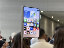 Cuan Raksasa Samsung di Balik Layar iPhone Duo