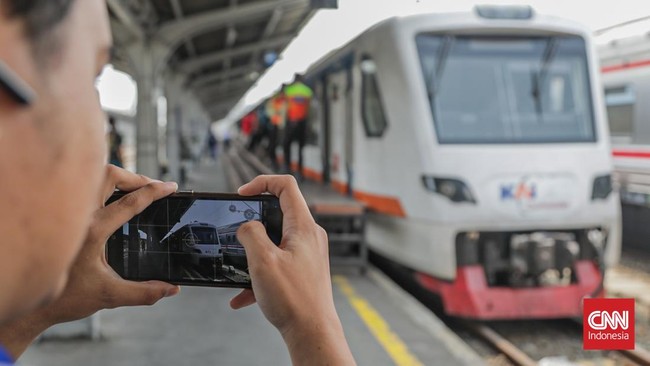 Penumpang menggunakan Kereta Api (KA) Basoetta untuk melintasi Stasiun Jakarta KotaTanjung Priok, Jakarta, Kamis (10/9). (CNN Indonesia/Febria Adha L)