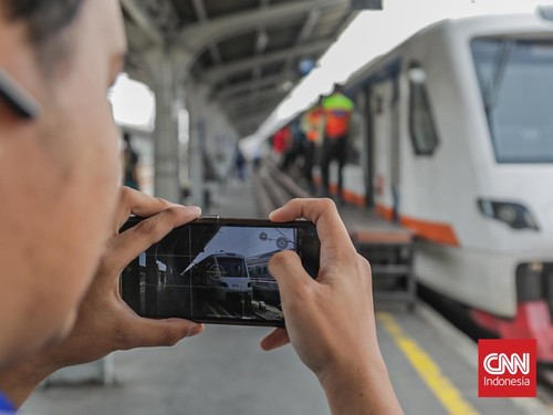 Penumpang menggunakan Kereta Api (KA) Basoetta untuk melintasi Stasiun Jakarta KotaTanjung Priok, Jakarta, Kamis (10/9). (CNN Indonesia/Febria Adha L)
