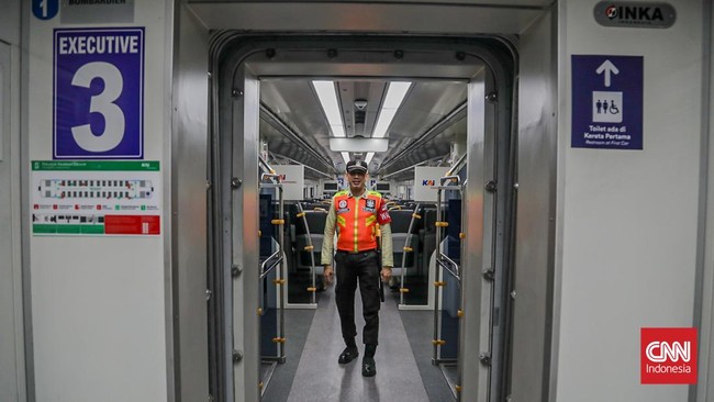 Penumpang menggunakan Kereta Api (KA) Basoetta untuk melintasi Stasiun Jakarta KotaTanjung Priok, Jakarta, Kamis (10/9). (CNN Indonesia/Febria Adha L)