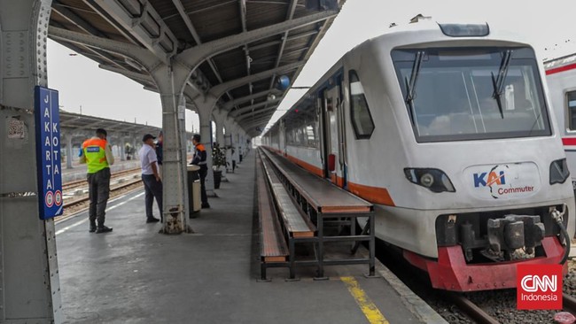 Penumpang menggunakan Kereta Api (KA) Basoetta untuk melintasi Stasiun Jakarta KotaTanjung Priok, Jakarta, Kamis (10/9). (CNN Indonesia/Febria Adha L)