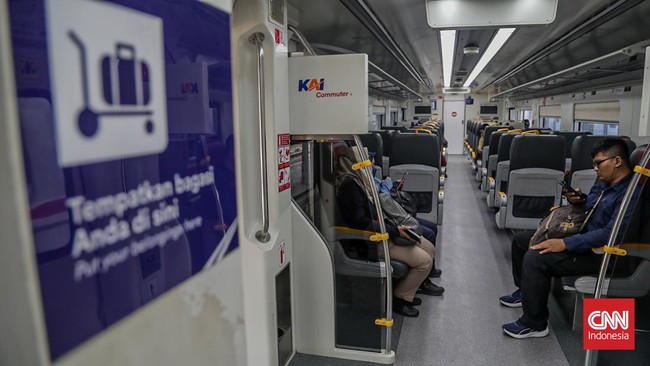 Penumpang menggunakan Kereta Api (KA) Basoetta untuk melintasi Stasiun Jakarta KotaTanjung Priok, Jakarta, Kamis (10/9). (CNN Indonesia/Febria Adha L)