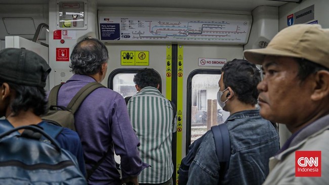 Penumpang menggunakan Kereta Api (KA) Basoetta untuk melintasi Stasiun Jakarta KotaTanjung Priok, Jakarta, Kamis (10/9). (CNN Indonesia/Febria Adha L)
